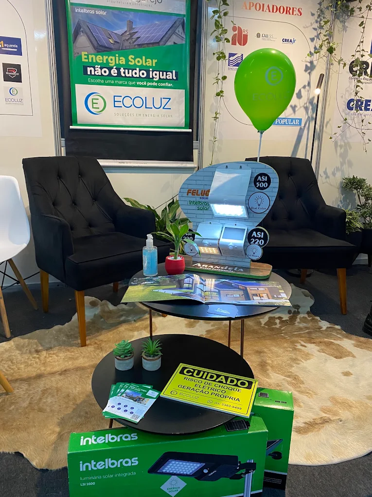 Estande da Ecoluz em feira, com produtos Intelbras Solar