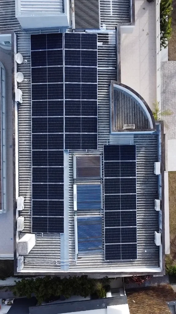 Vista aérea de sistema fotovoltaico instalado em telhado