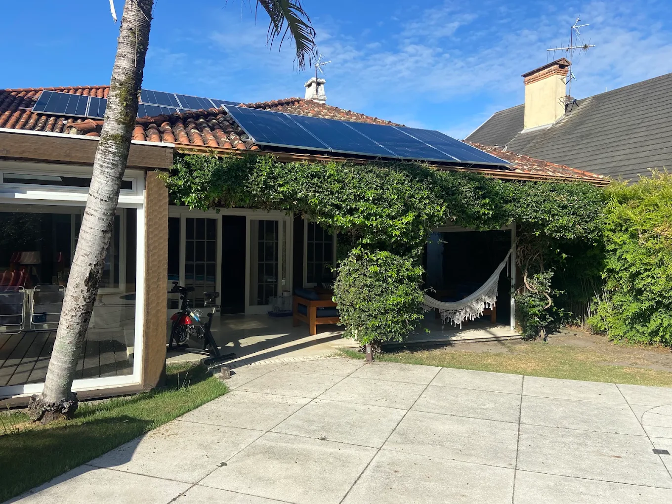 Painéis solares instalados em telhado residencial